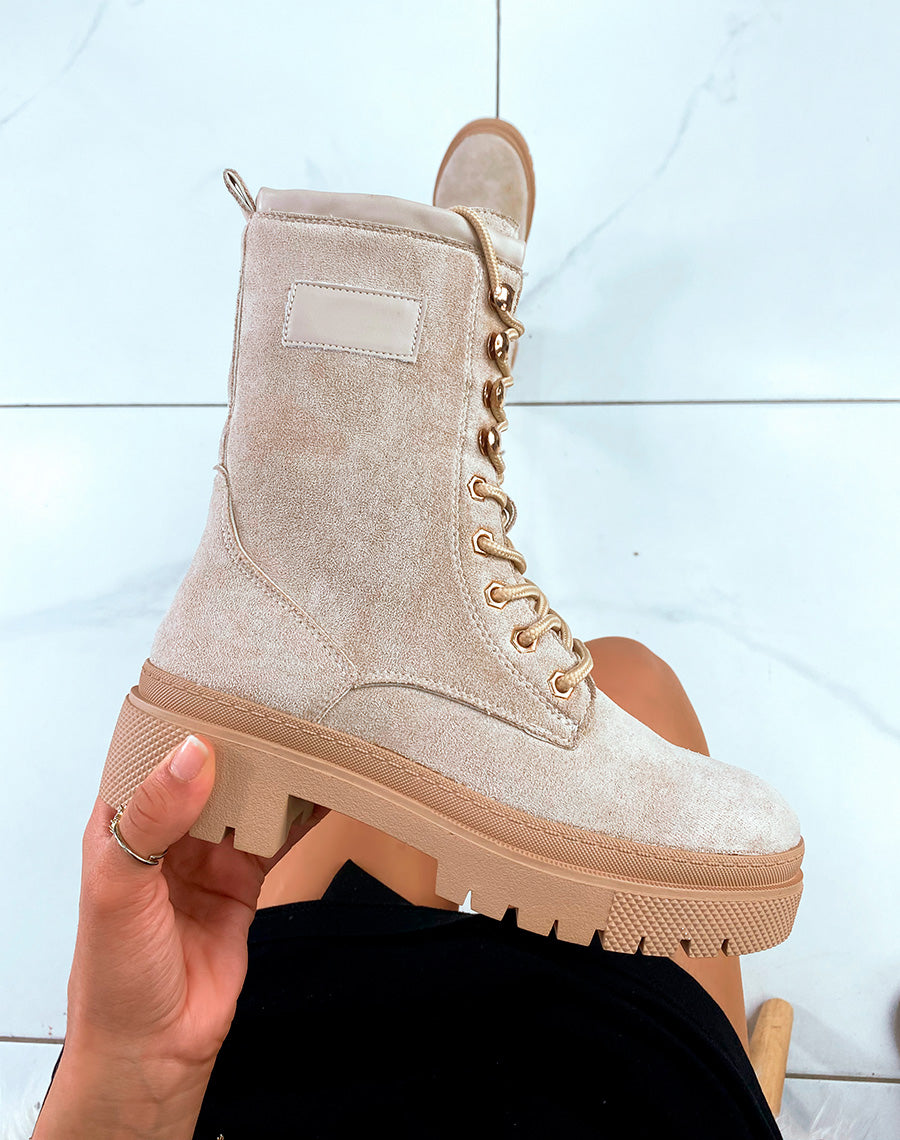 BOTTINES MONTANTES BEIGE EN SUEDINE ? LACETS AVEC SEMELLE CRANT?E