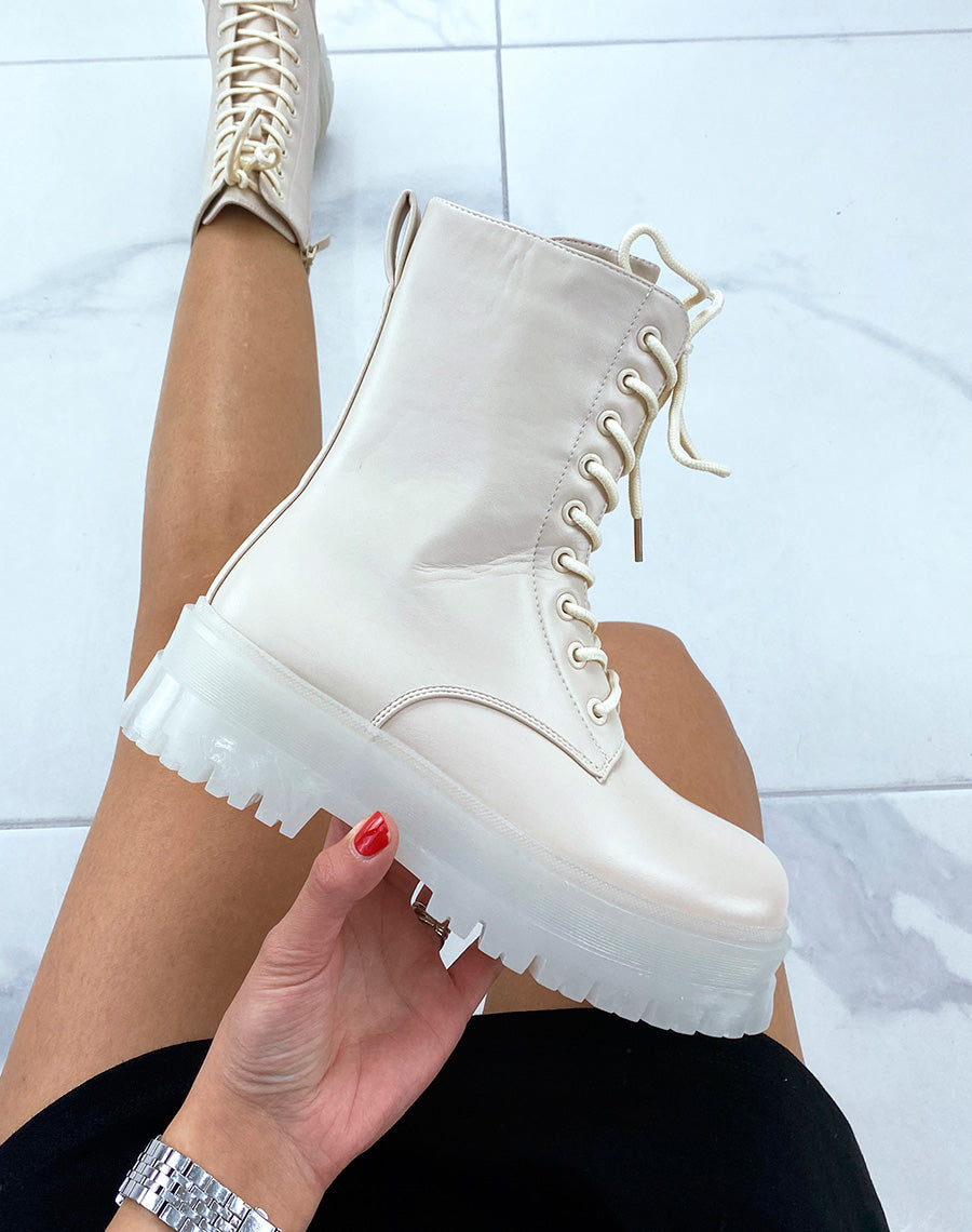 Bottines montantes beiges à lacets et semelle translucide