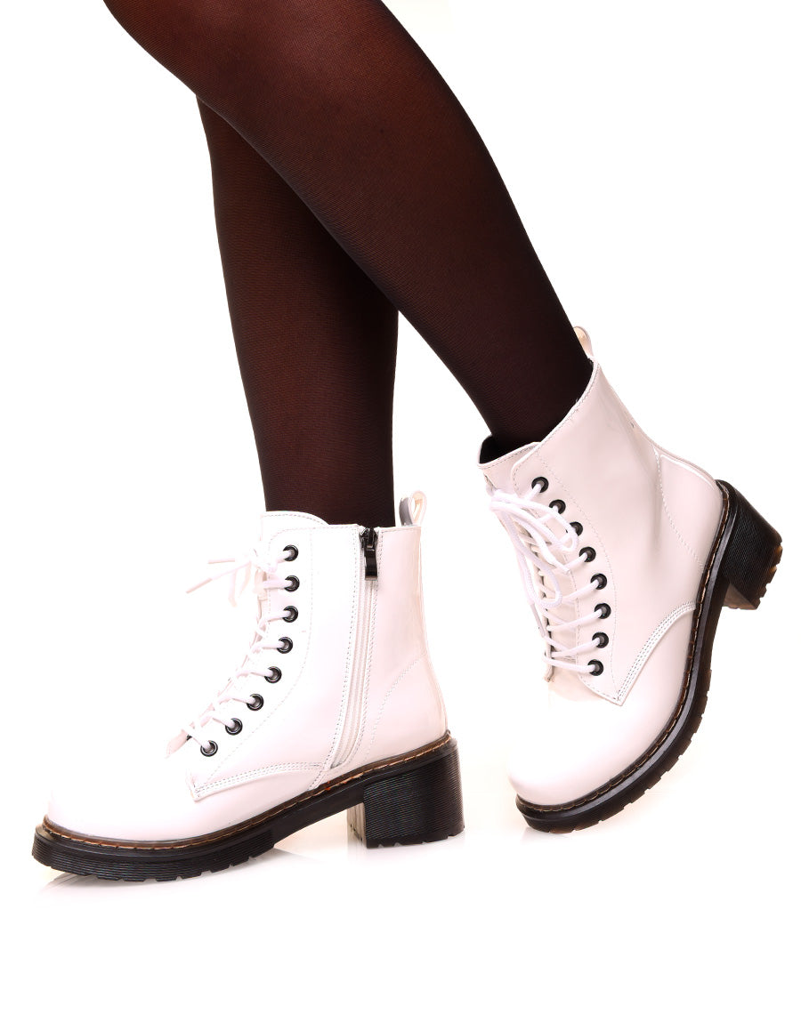 Bottines montantes blanches vernies à lacets
