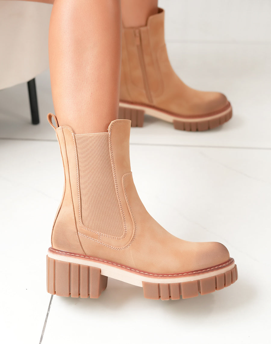 Bottines Montantes Camel Chic avec Semelle Contrastante pour un Look Audacieux