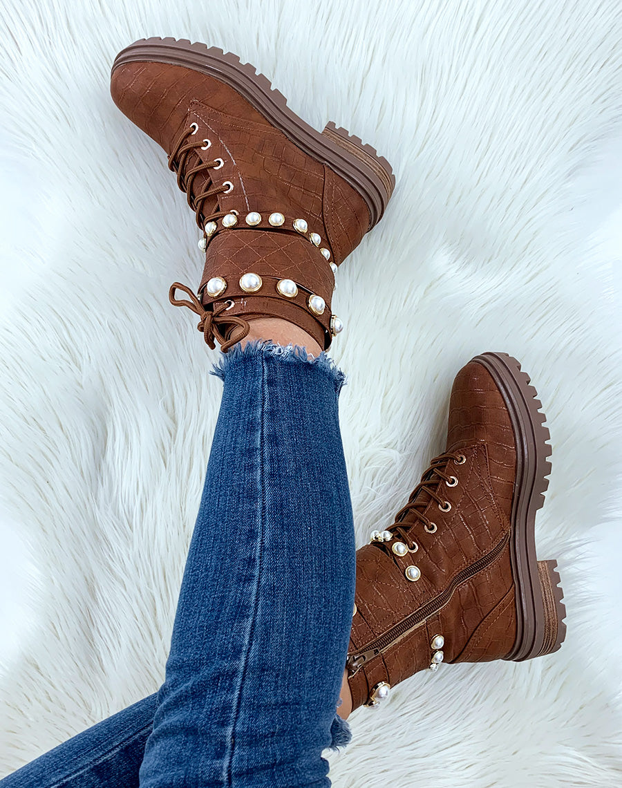 Bottines montantes camel croco à perles