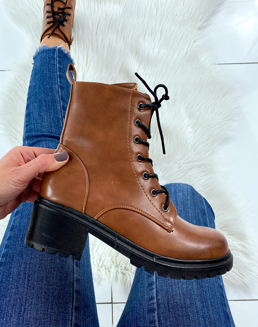 Bottines montantes camel lacées