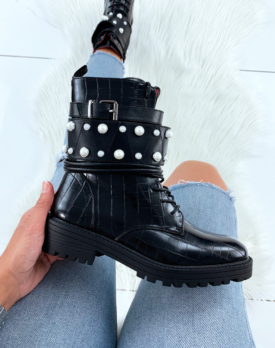 Bottines montantes effet croco noires à lacets et larges brides ornées de perles