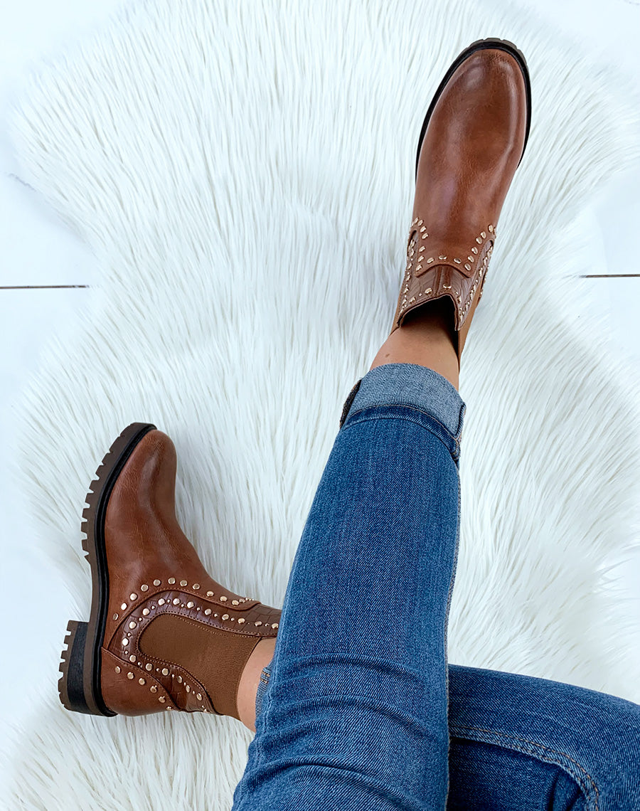 Bottines montantes en similicuir camel et effet croco ornées de clous dorés