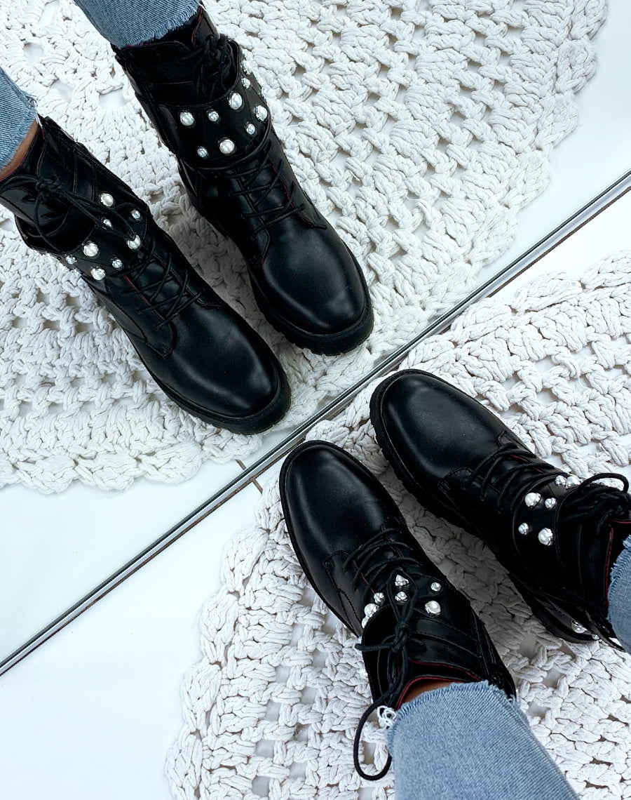 Bottines montantes en similicuir noires à lacets et larges brides ornées de perles