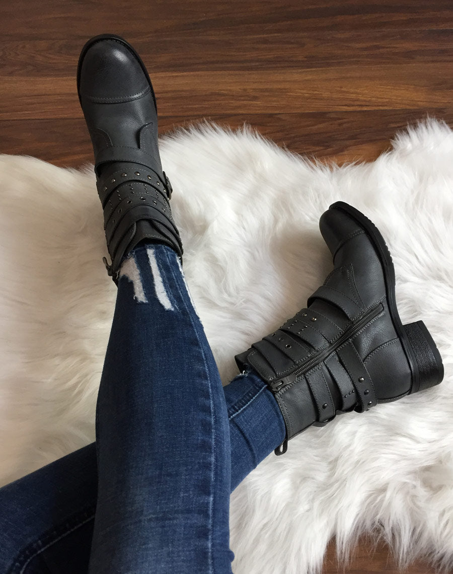 Bottines montantes grises à multiples brides