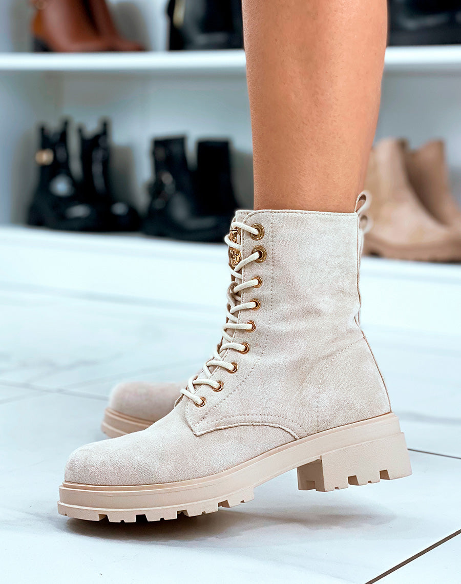 BOTTINES MONTANTES ? LACETS BEIGES EN SU?DINE AVEC D?TAILS DOR?S