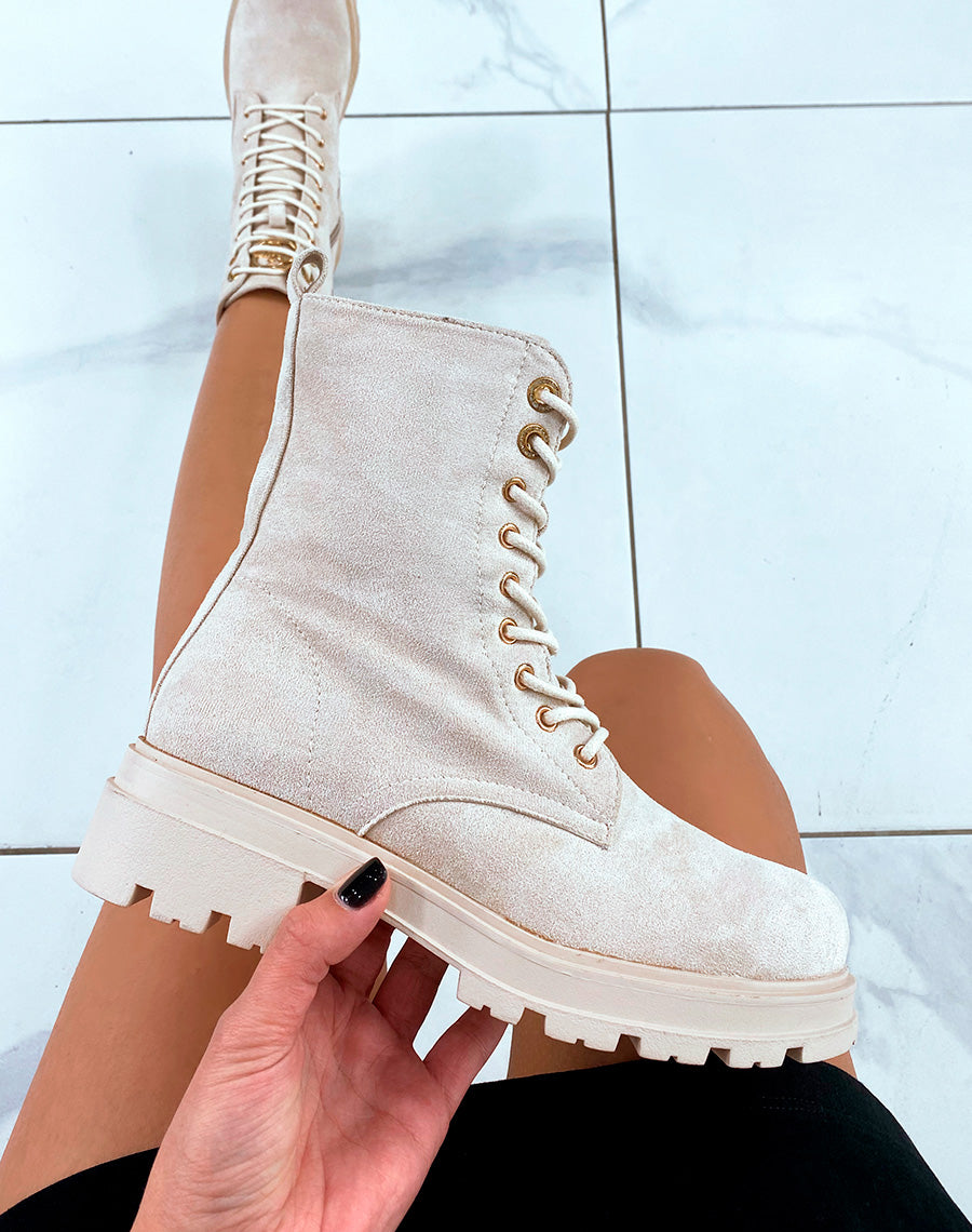 BOTTINES MONTANTES ? LACETS BEIGES EN SU?DINE AVEC D?TAILS DOR?S