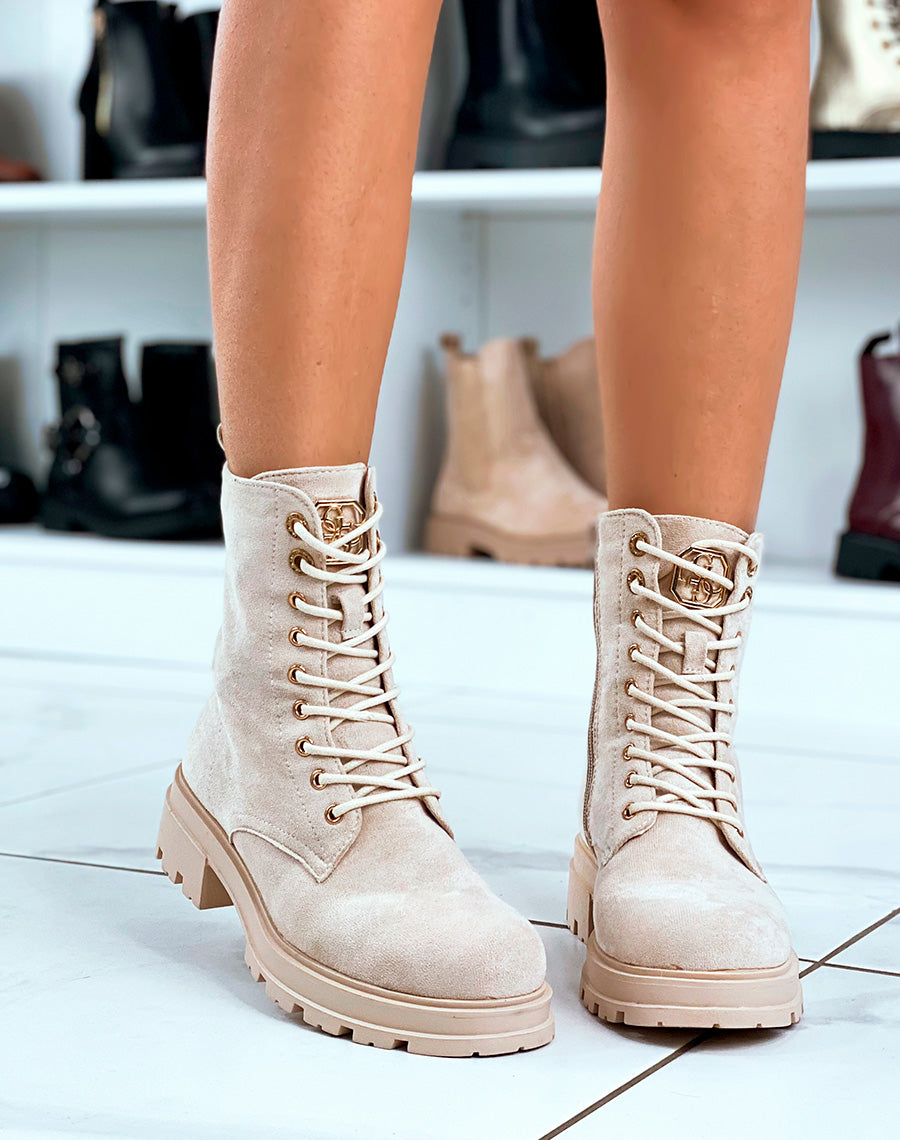 BOTTINES MONTANTES ? LACETS BEIGES EN SU?DINE AVEC D?TAILS DOR?S