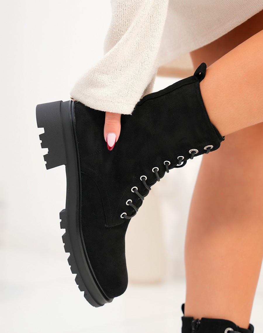 BOTTINES MONTANTES ? LACETS NOIRES EN SU?DINE AVEC D?TAILS ARGENT?S