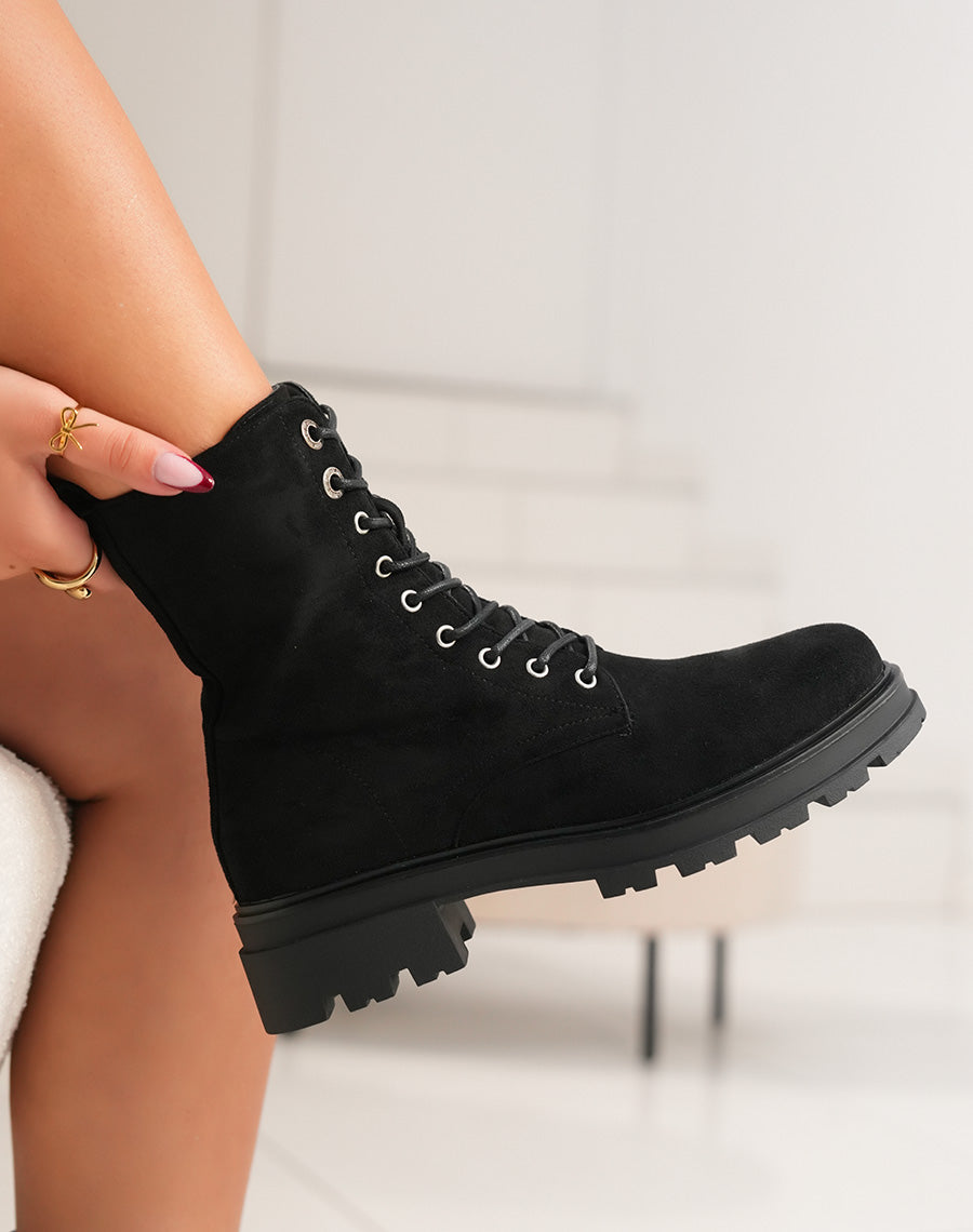 BOTTINES MONTANTES ? LACETS NOIRES EN SU?DINE AVEC D?TAILS ARGENT?S