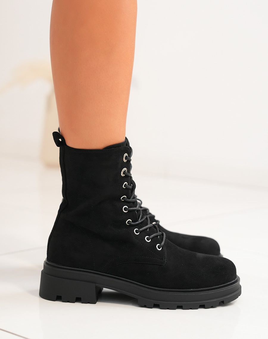 BOTTINES MONTANTES ? LACETS NOIRES EN SU?DINE AVEC D?TAILS ARGENT?S