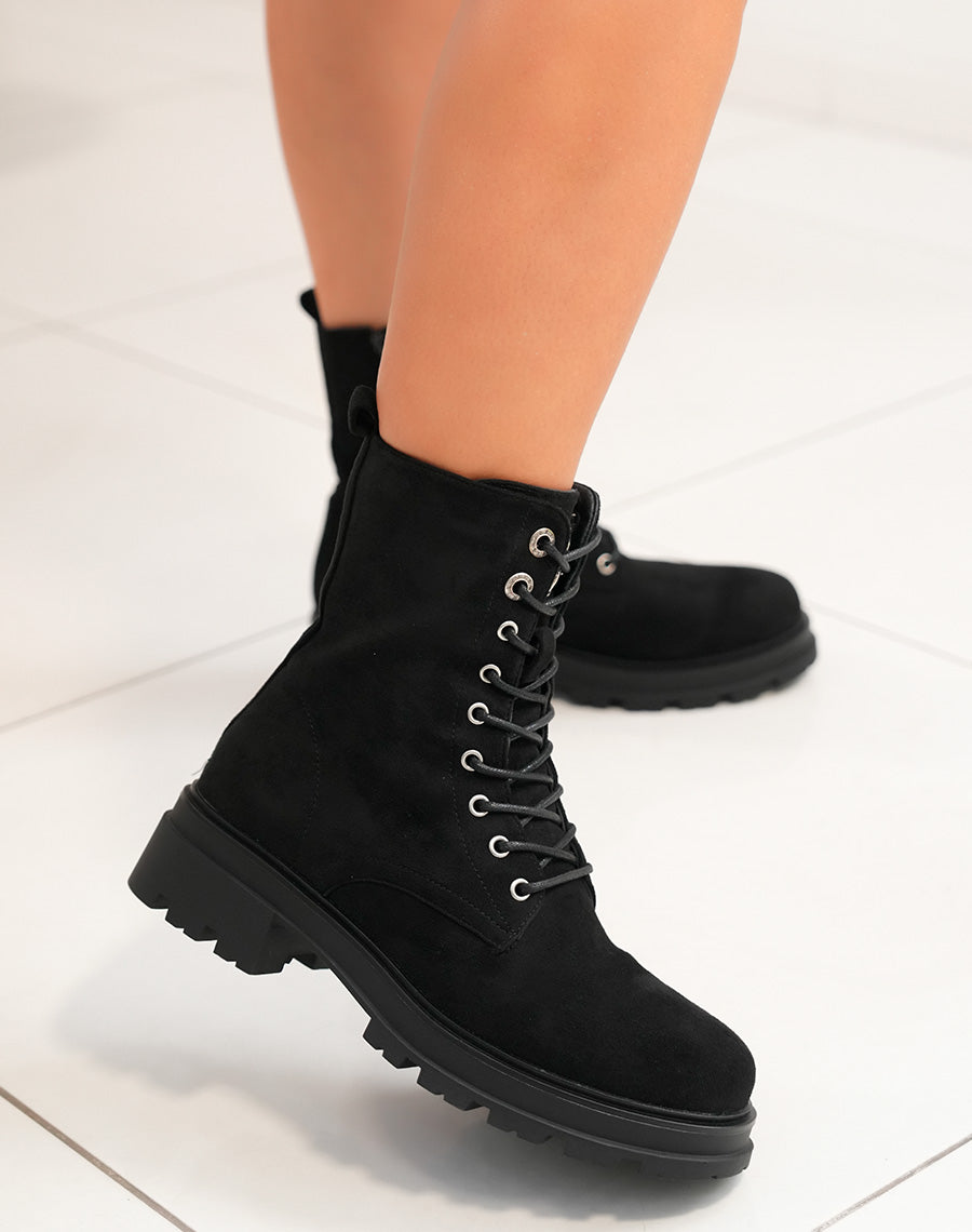 BOTTINES MONTANTES ? LACETS NOIRES EN SU?DINE AVEC D?TAILS ARGENT?S