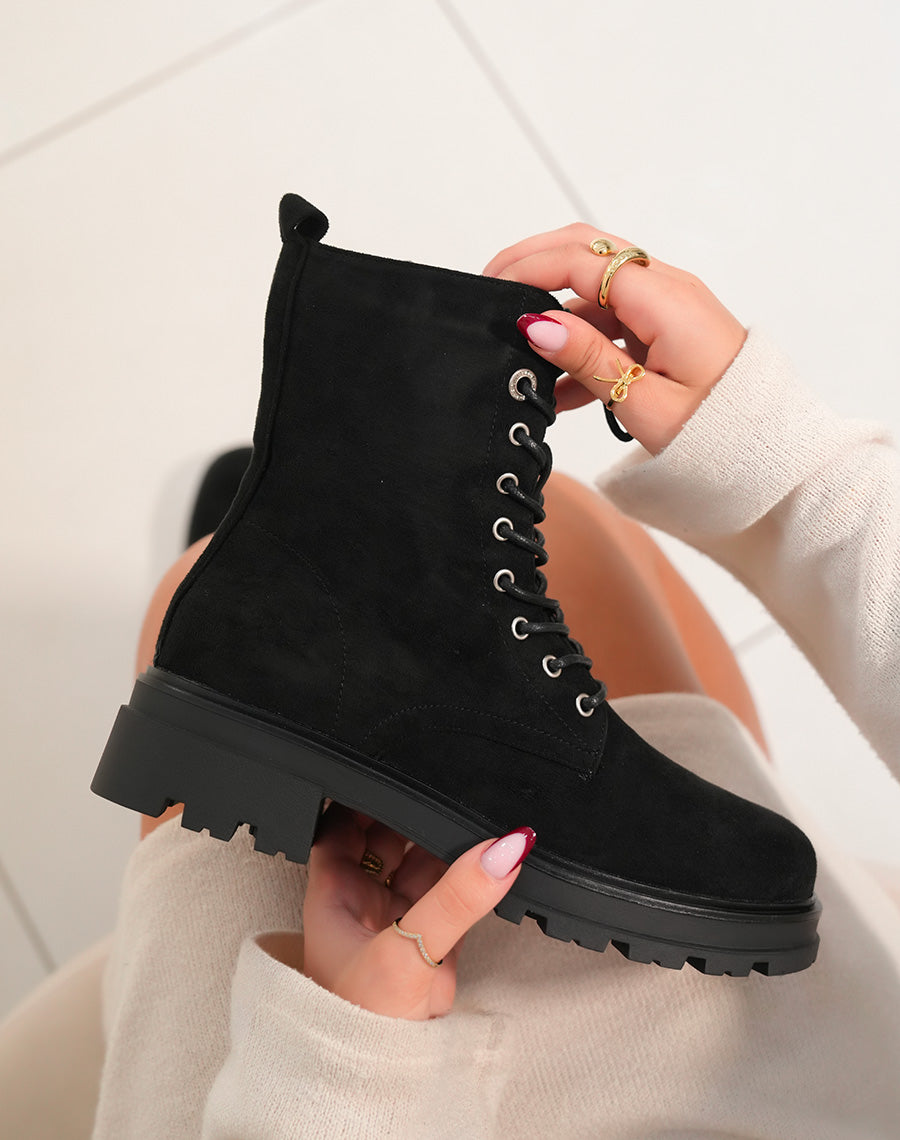 BOTTINES MONTANTES ? LACETS NOIRES EN SU?DINE AVEC D?TAILS ARGENT?S