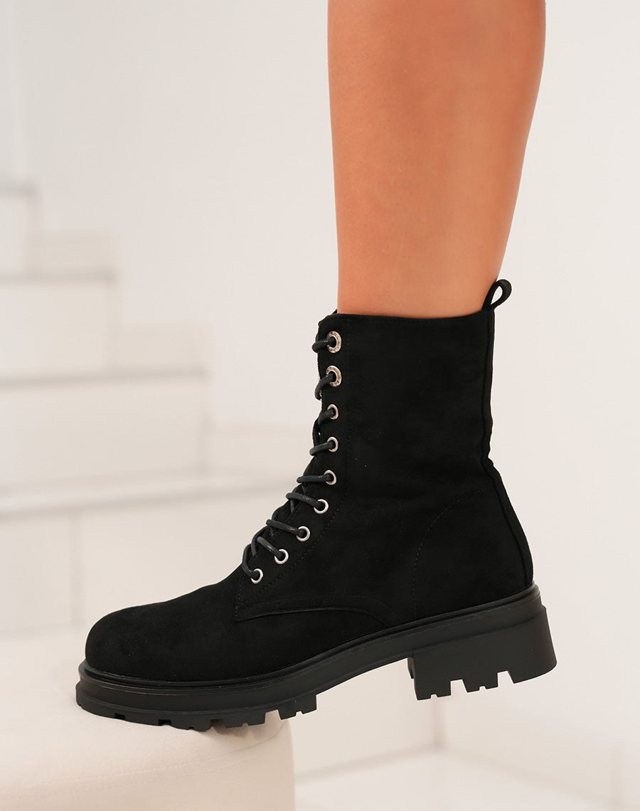 BOTTINES MONTANTES ? LACETS NOIRES EN SU?DINE AVEC D?TAILS ARGENT?S