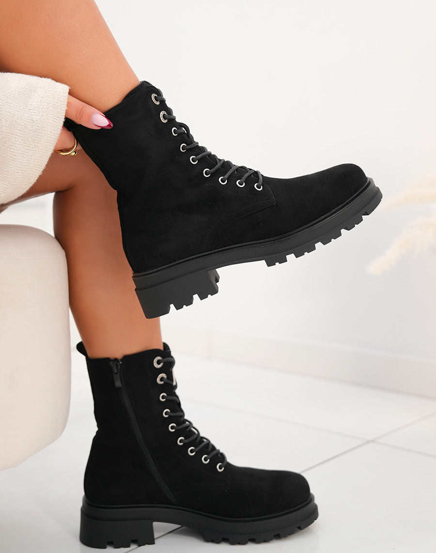 BOTTINES MONTANTES ? LACETS NOIRES EN SU?DINE AVEC D?TAILS ARGENT?S