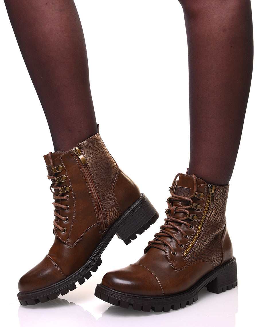 Bottines montantes marrons à lacets et effet croco doré