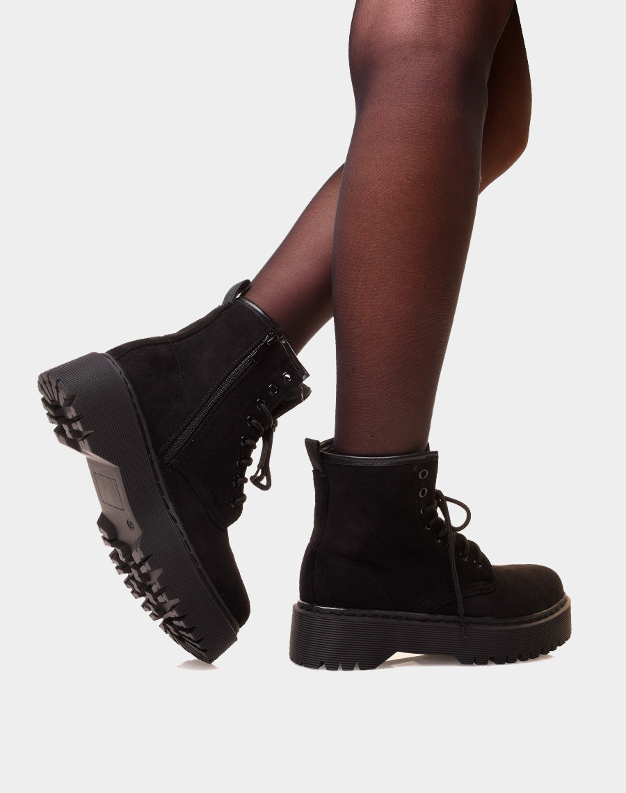 Bottines montantes noire en suédine à grosse plateforme