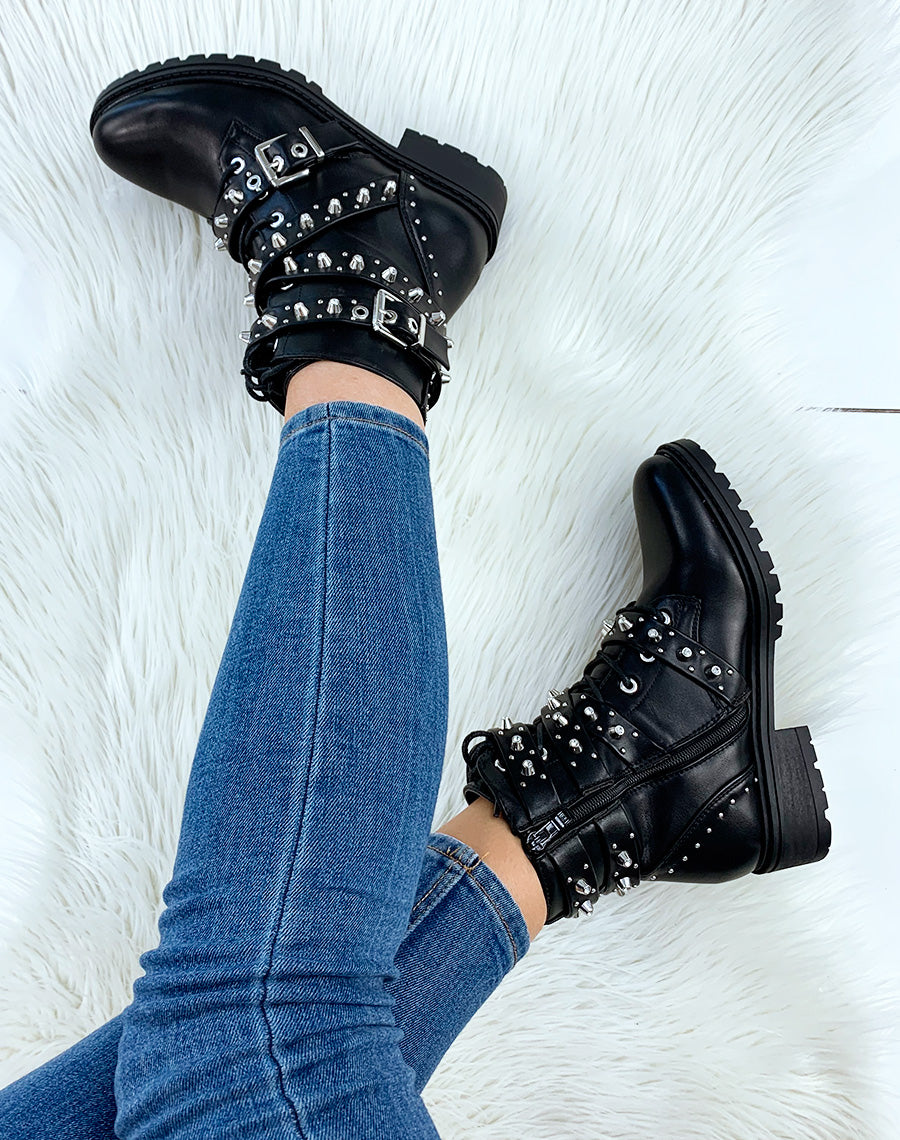 Bottines montantes noires ajourées de lacets et multiples brides