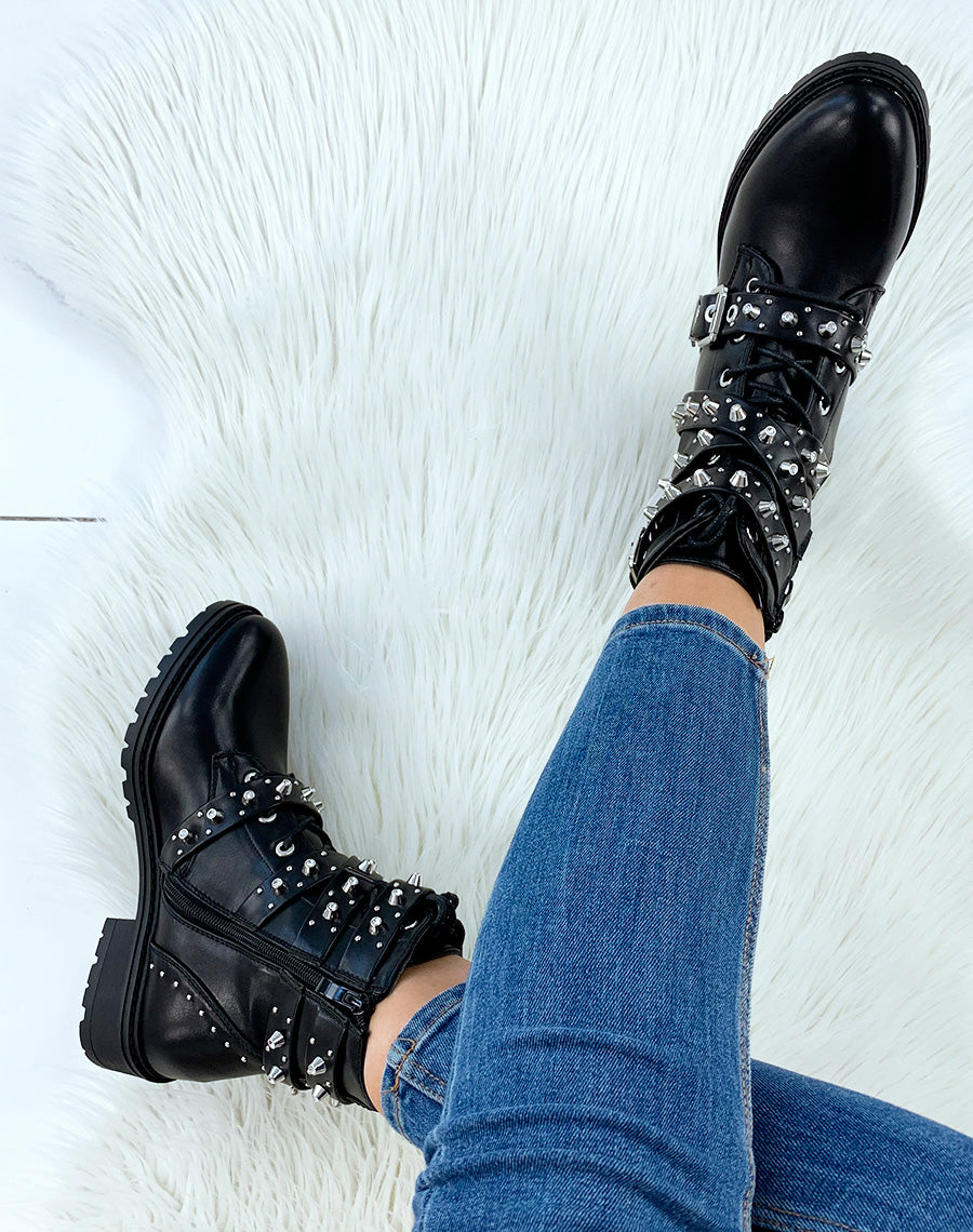 Bottines montantes noires ajourées de lacets et multiples brides