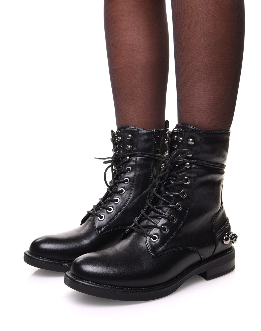 Bottines montantes noires avec chaine à l’arrière