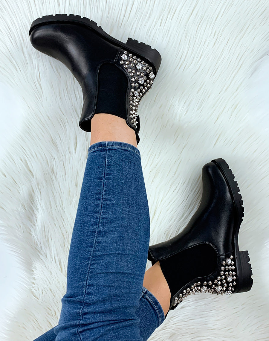 Bottines montantes noires à clous et strass