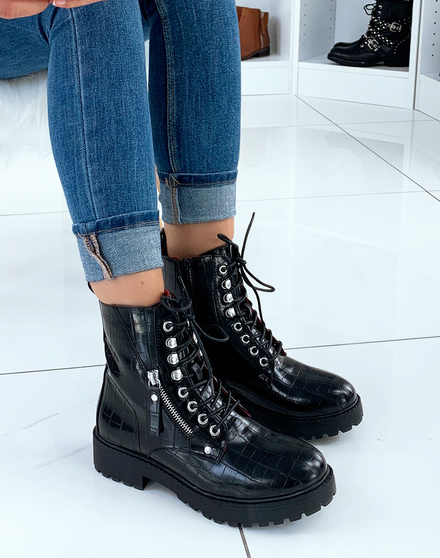 Bottines montantes noires effet croco à détails lacets et fermetures