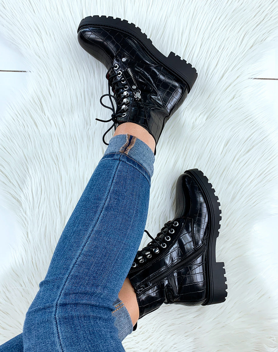 Bottines montantes noires effet croco à détails lacets et fermetures