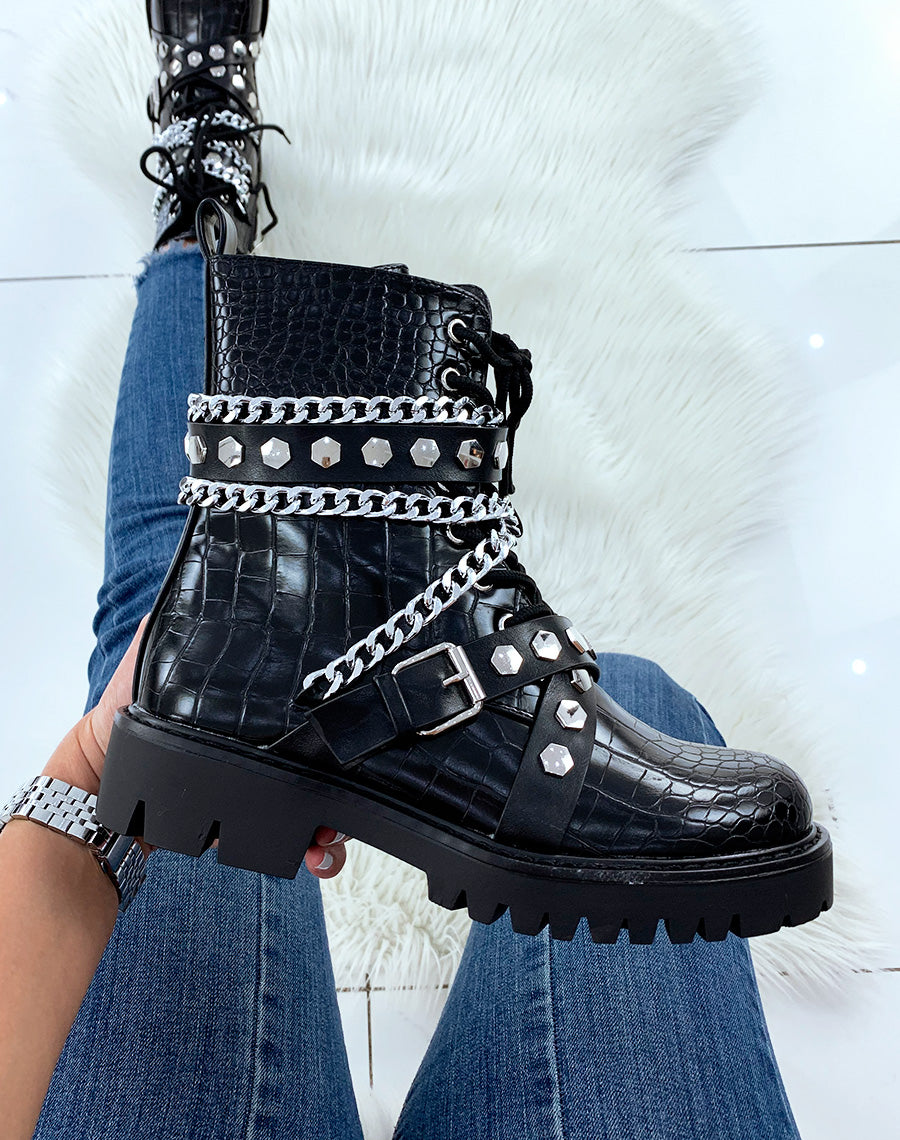 Bottines montantes noires effet croco ornées de chaines