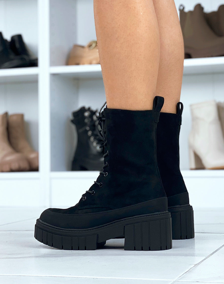Bottines montantes noires en suédine à lacet et semelle épaisse