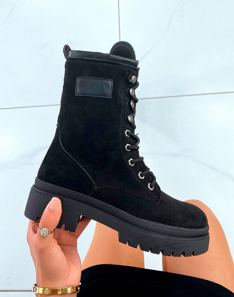 BOTTINES MONTANTES NOIRES EN SUEDINE ? LACETS AVEC SEMELLE CRANT?E