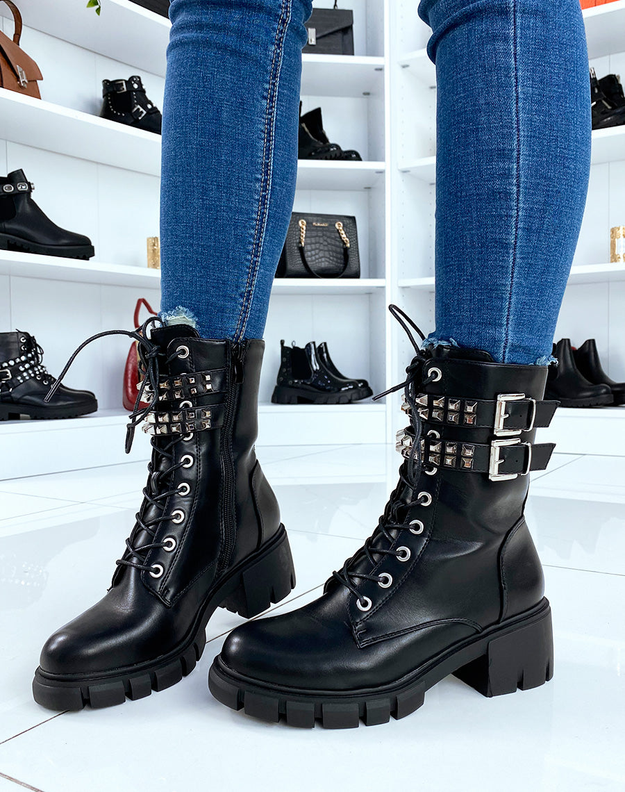 Bottines montantes noires lacées et cloutées