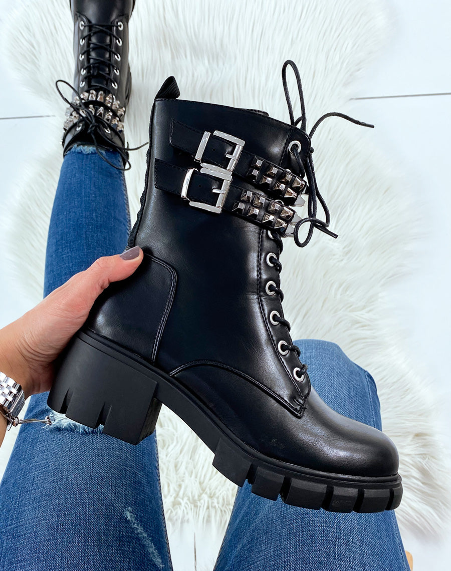 Bottines montantes noires lacées et cloutées