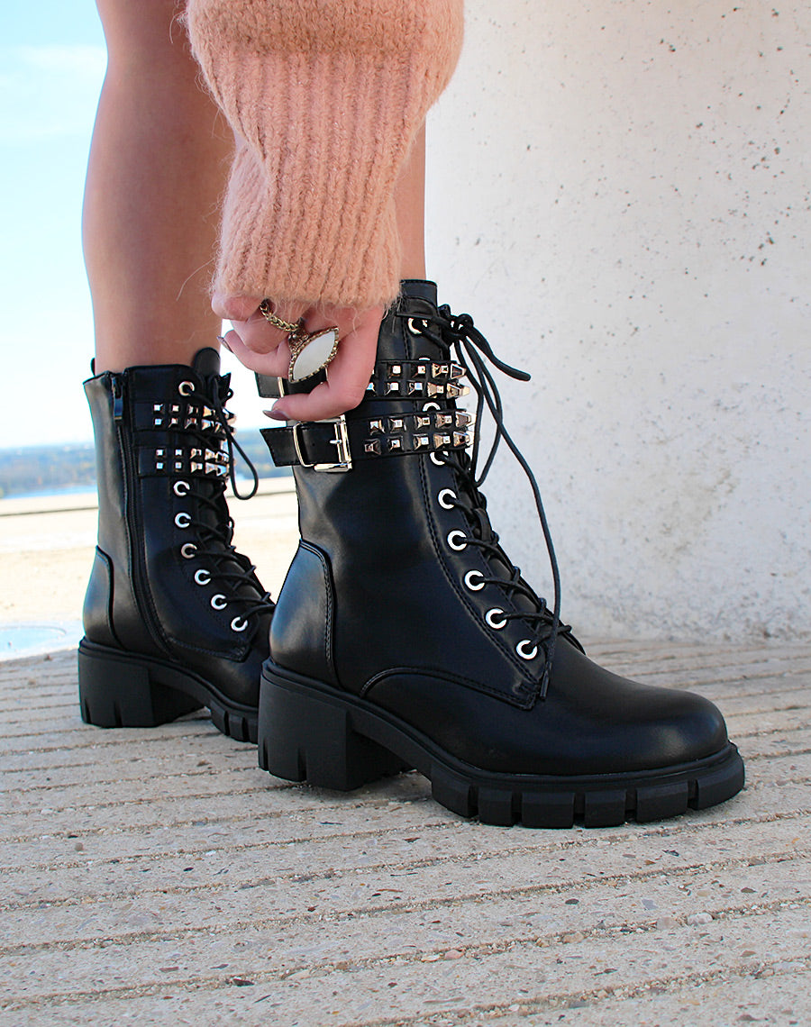 Bottines montantes noires lacées et cloutées