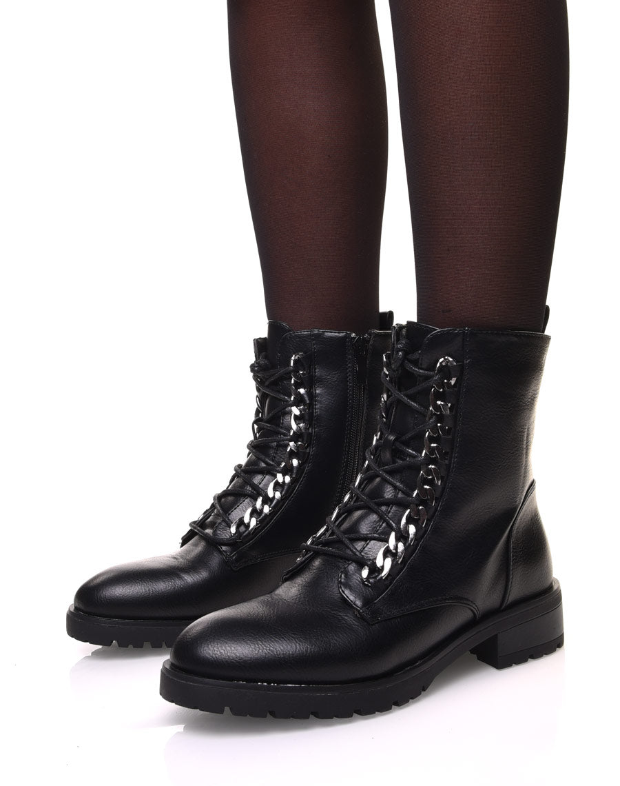 Bottines montantes noires à lacet et détails chaines