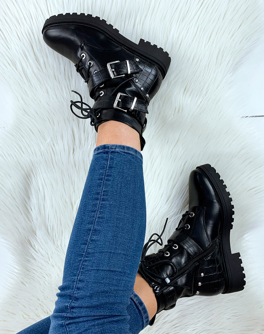 Bottines montantes noires à lanières et détails cloutés effet croco