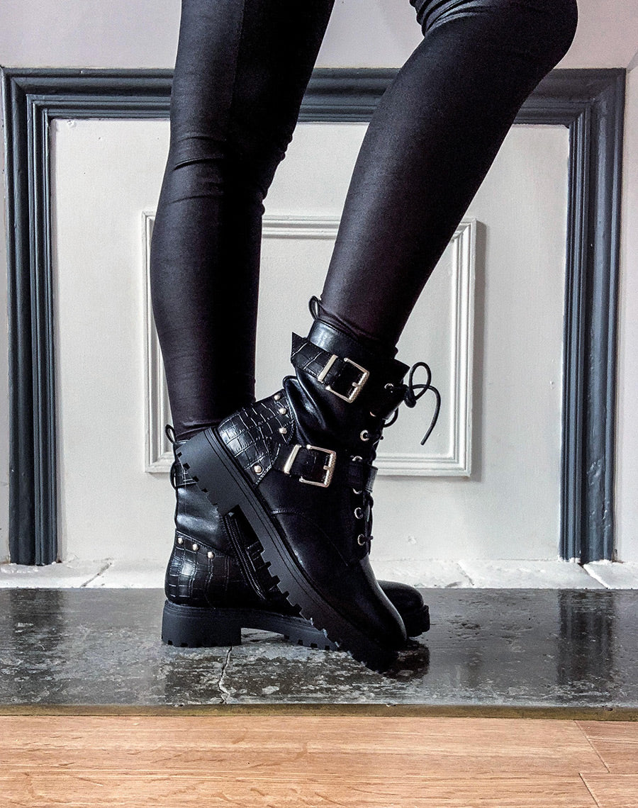 Bottines montantes noires à lanières et détails cloutés effet croco