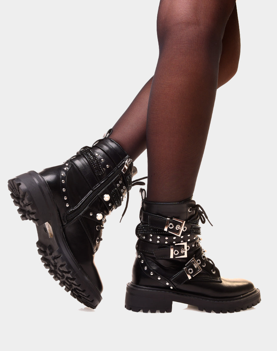 Bottines montantes noires à multiples lanières ornées de perles et de clous