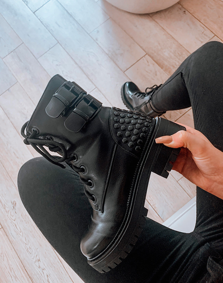 Bottines montantes noires ornées de clous noirs