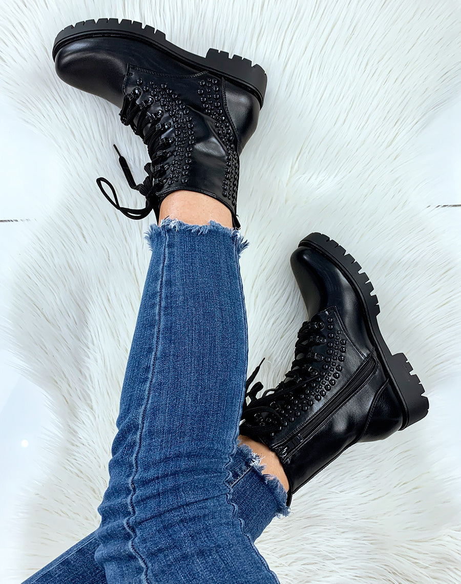 Bottines montantes noires ornées de perles noires
