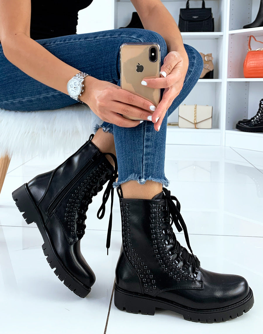 Bottines montantes noires ornées de perles noires