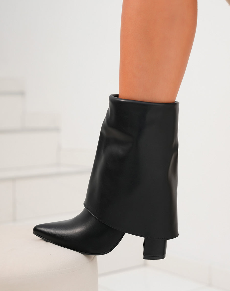 BOTTINES MONTANTES NOIRES REPLIÉES À BOUT POINTUS