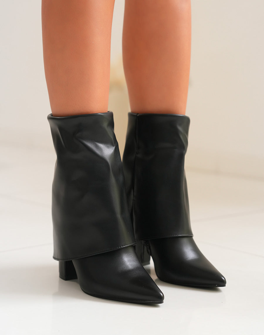 BOTTINES MONTANTES NOIRES REPLIÉES À BOUT POINTUS