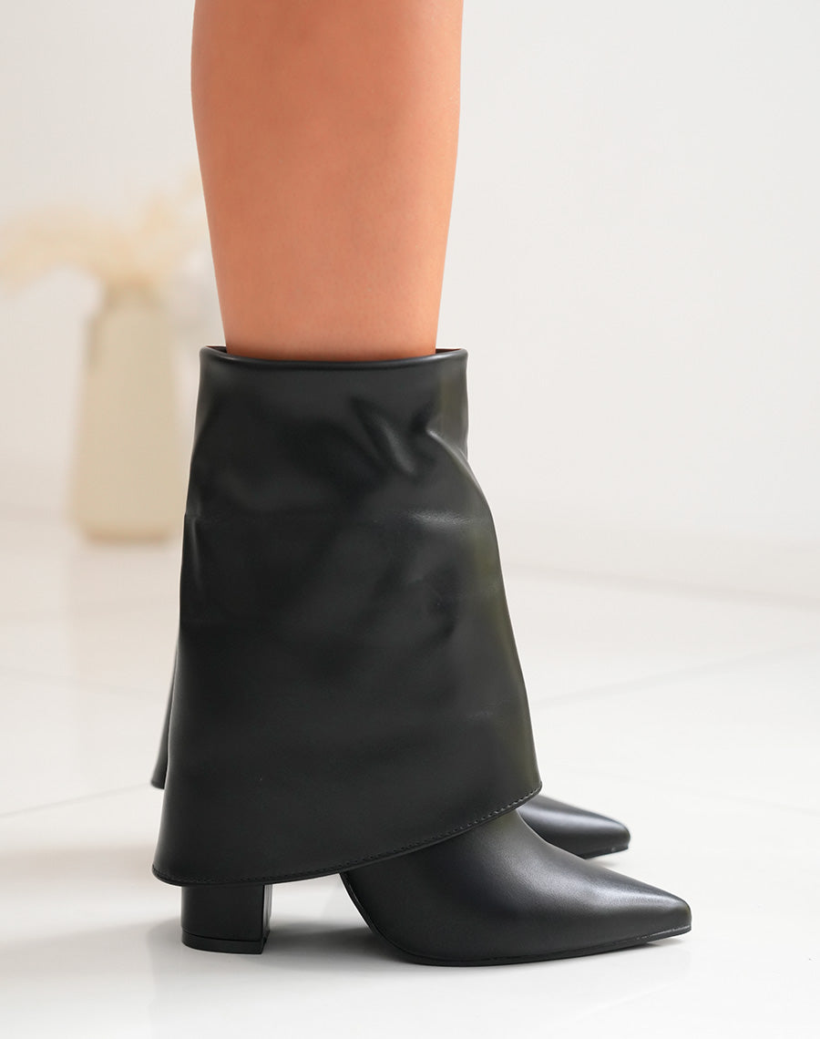 BOTTINES MONTANTES NOIRES REPLIÉES À BOUT POINTUS