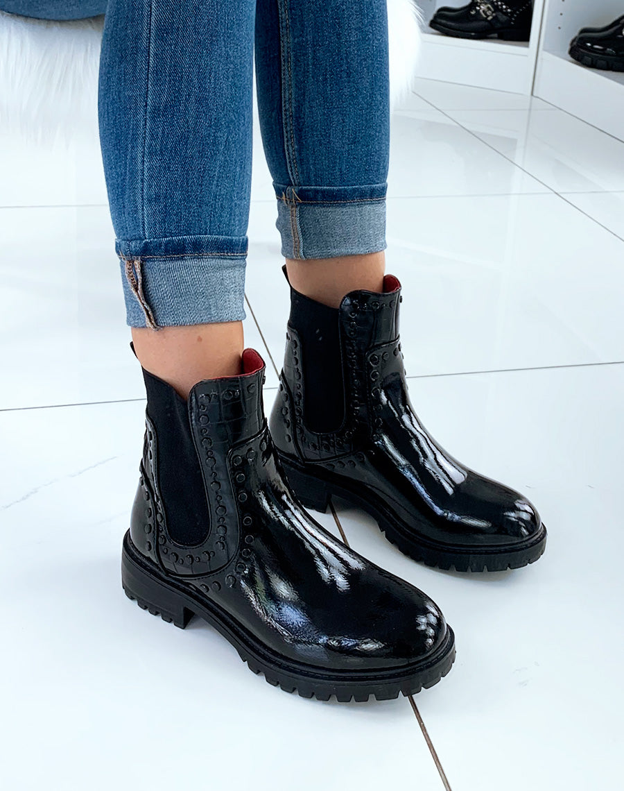 Bottines montantes noires vernies et effet croco ornées de clous noirs