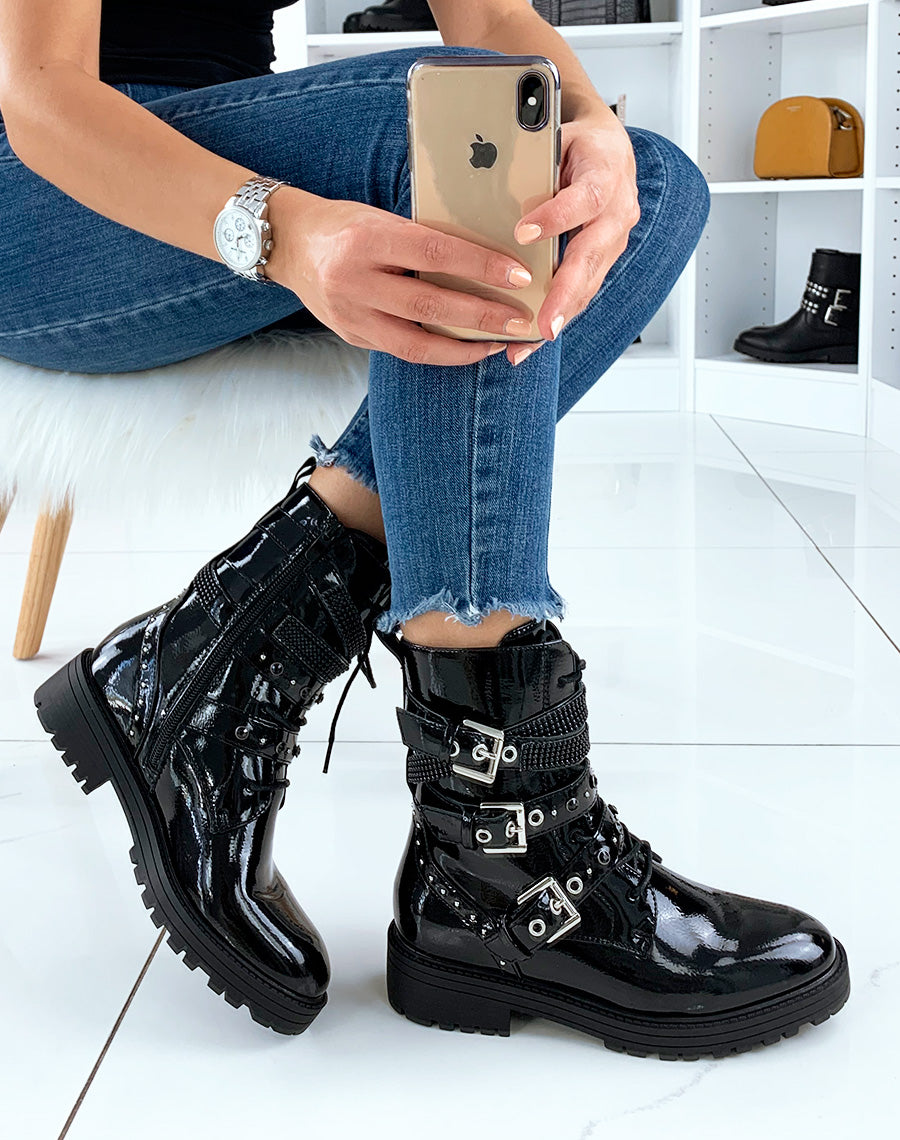 Bottines montantes noires vernies à lanières cloutée