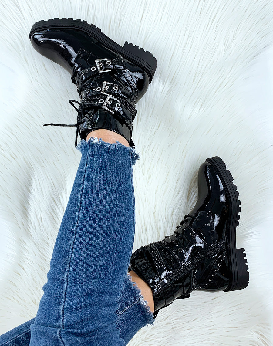 Bottines montantes noires vernies à lanières cloutée