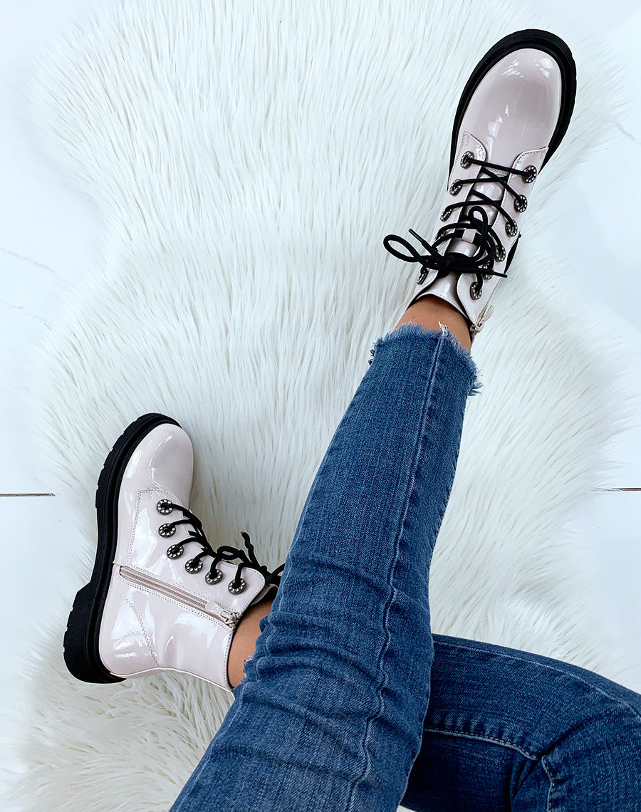 Bottines montantes vernies beiges à œillets strass