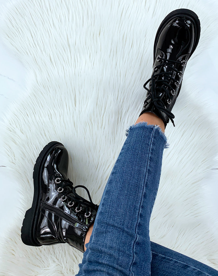 Bottines montantes vernies noires à œillets strass