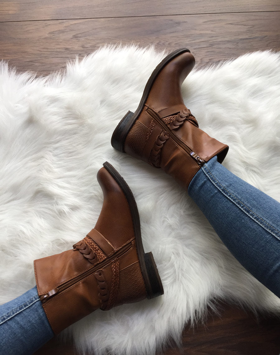 Bottines motardes camel à lanières tressées